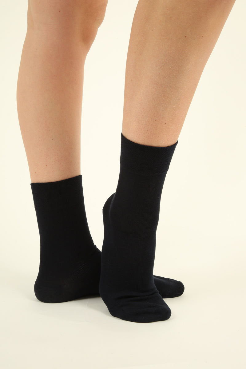 Schwarze nahtlose Socken aus Bambus